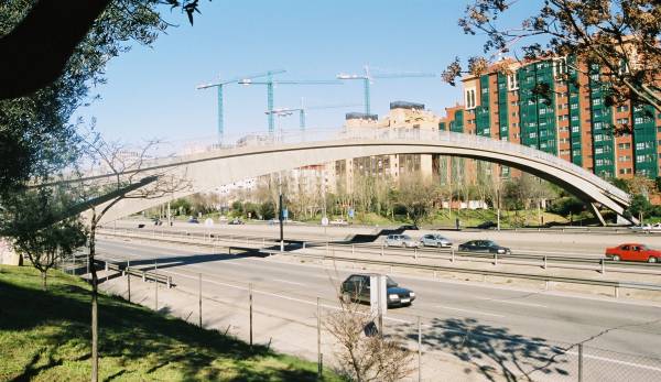 Pasarela sobre la Avenida de la Paz (M-30), Madrid1.jpg