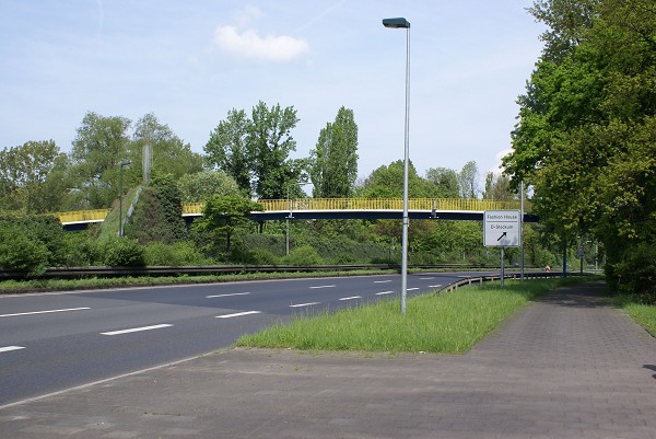 Am Mahnmal Pedestrian Bridge3.jpg
