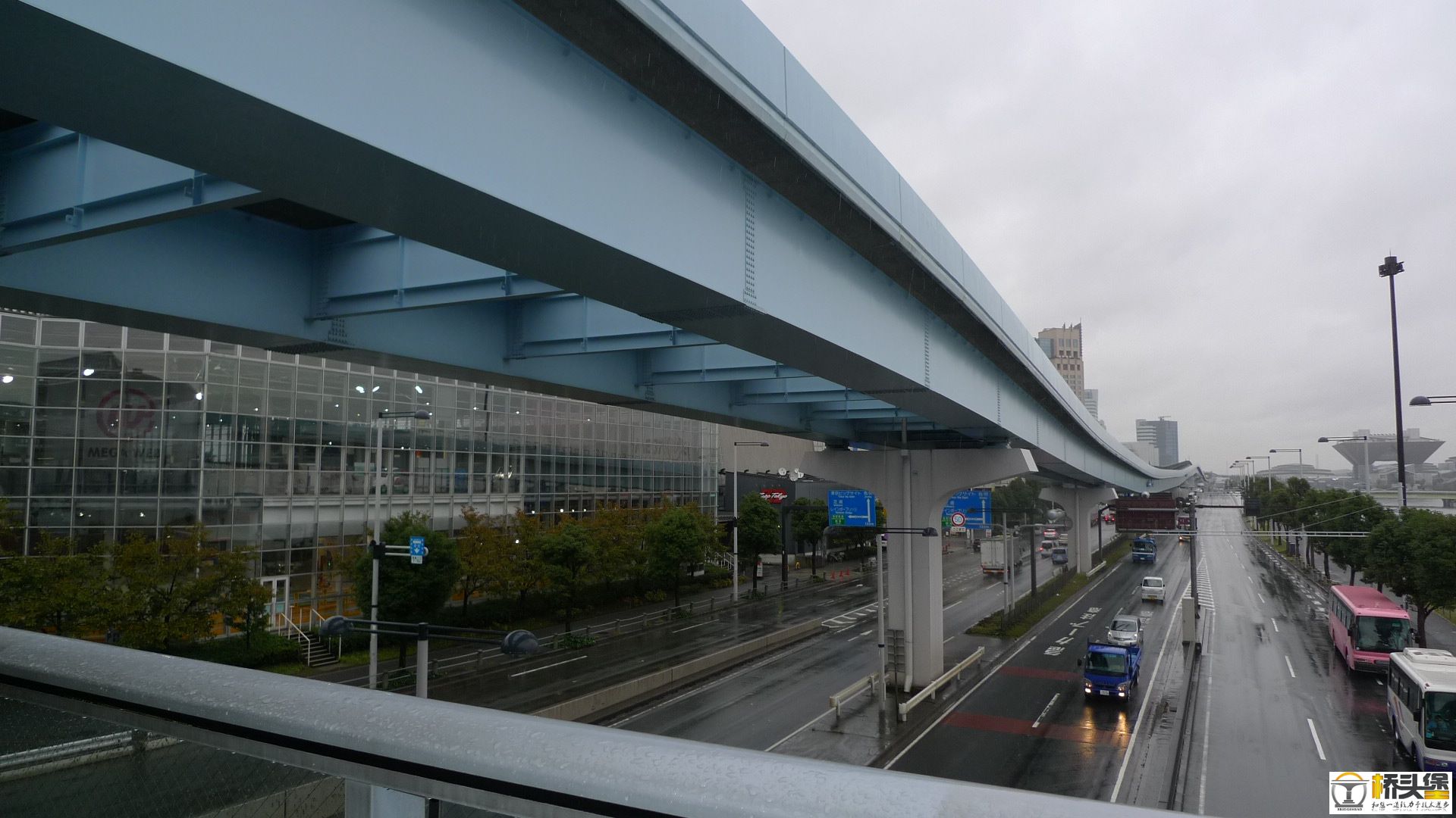 丰田汽车馆外面的高架桥