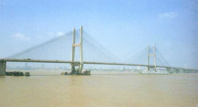 Wuhan Highway Bridge over Yangtze River.jpg