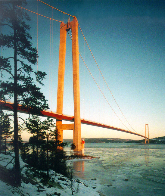 瑞典滨海高大桥.jpg