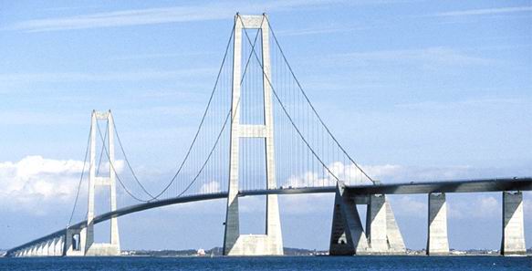 十五、丹麦大海带桥，COWI，1997，独特的桥塔和锚锭设计给人以深刻的印象。