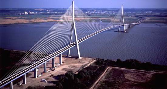 八、法国诺曼第(Normandie)桥，M.Virlogeux设计
