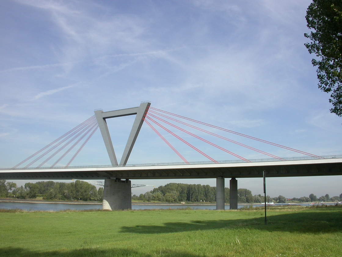 德国 杜塞尔多夫 Flughafen brücke 01.jpg