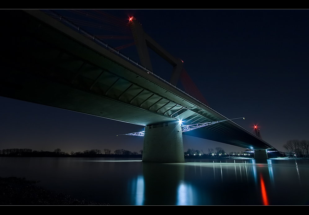 德国 杜塞尔多夫 Flughafen brücke 02.jpg