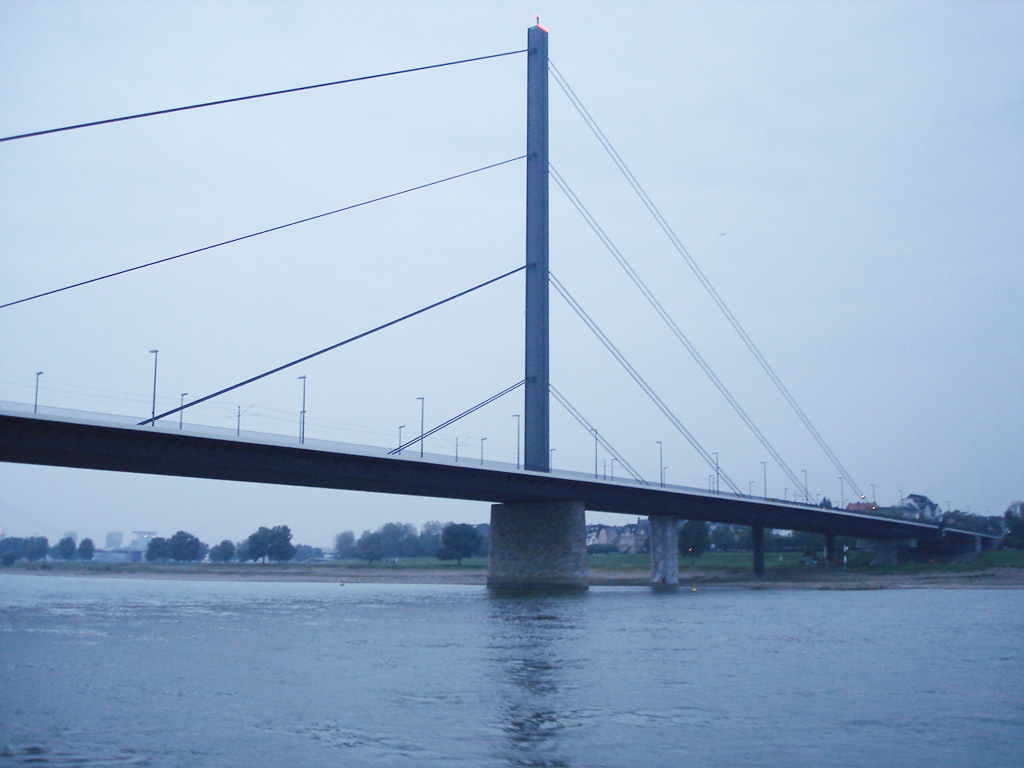 德国 杜塞尔多夫 OberkasselerBrücke.jpg
