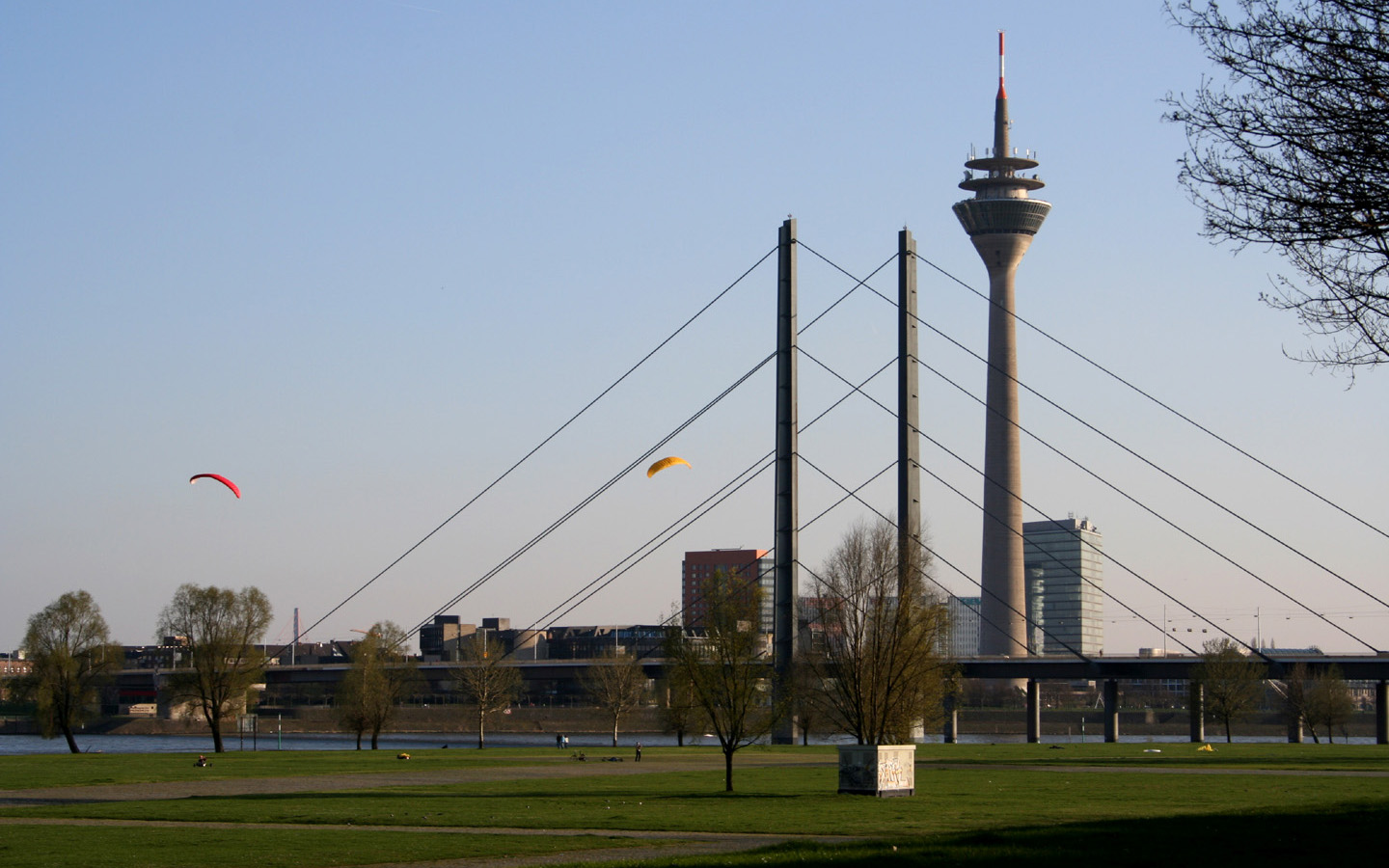 德国 Düsseldorf Rhein knie brücke 02.jpg
