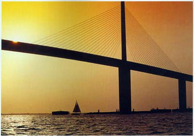 佛罗里达州潭波湾上的阳光高架公路大桥.jpg