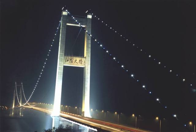 江阴长江公路大桥.jpg