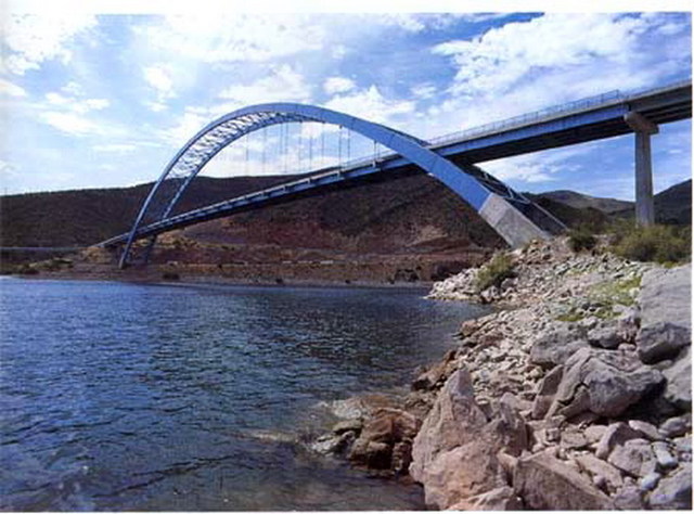 卢斯维尔特湖上的拱形桥.jpg
