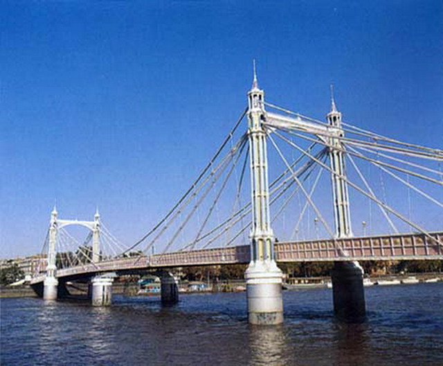 伦敦泰晤士河上的阿尔伯特大桥.jpg