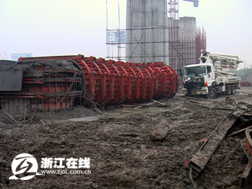 沪杭铁路专线海航特大桥在建桥墩突然倒塌
