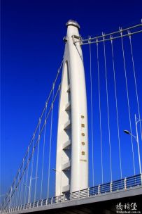 主跨180m的四跨连续独塔自锚式钢箱梁悬索桥