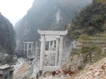 一座在建山区桥梁的照片