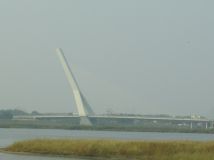哈尔滨太阳桥--无背索双索面斜塔斜拉桥
