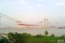 武汉鹦鹉洲长江大桥缆载吊机架梁施工的照片（2013-10-02）