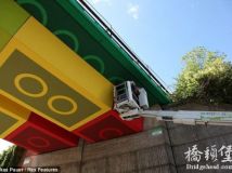 德国艺术家桥梁“换装” 形似五彩乐高积木