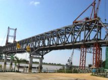 缅甸马圭帕克库伊洛瓦底江公铁两用大桥北岸钢梁合拢