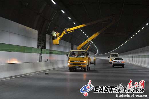 上海市宣布长江隧桥31日通车(组图)