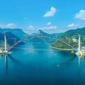 世界最大跨径拱桥天峨龙滩特大桥外包混凝土底板环顺利合龙