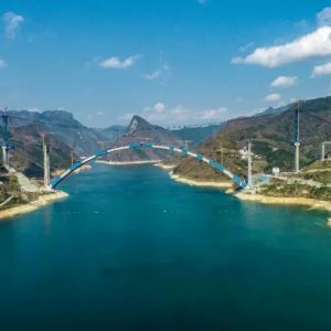 在建“世界第一拱”天峨龙滩特大桥外包混凝土腹板环合龙